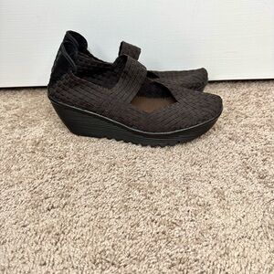 Bernie Mev Women's Brown Cleopatra Wedge Pump sz 9.5